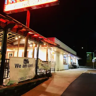 the outside of a restaurant at night