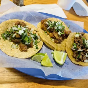 dos tacos de tripa y Un taco de asada.