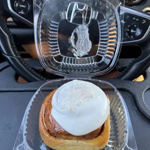 Cinnamon roll $4.25 (instagram: @issa.cheatday)