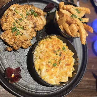 Delicious grilled chicken and mac &amp; cheese