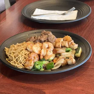 Chicken/steak and shrimp yakisoba