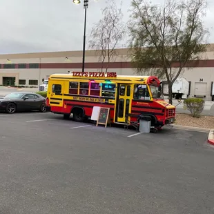 Izzy's Pizza Bus