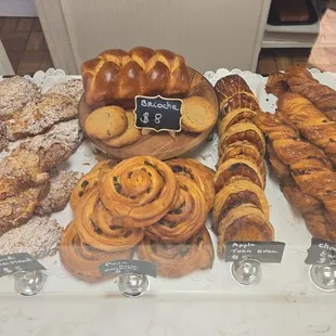 Apple turnover, pains raisins, chocolate twist