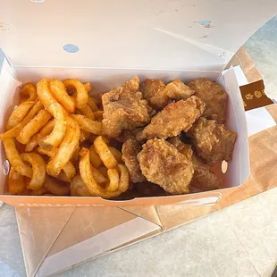 food, chicken wings and fried chicken