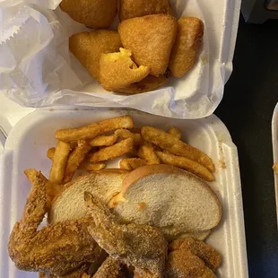 Four chicken wing dinner, fries, bread and mac&amp;cheese bites