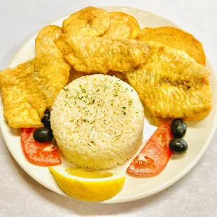 Filetes peixe dourados (Golden filet of fish with rice and french fries)