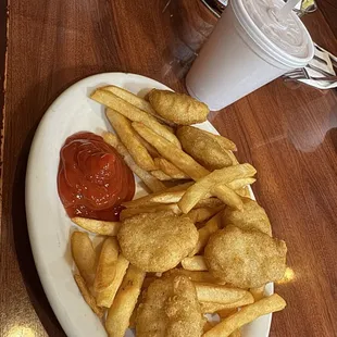 Kids meal, chicken nuggets