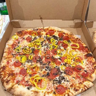 Pepperoni, Banana Peppers &amp; Mushroom Pizza (carryout)