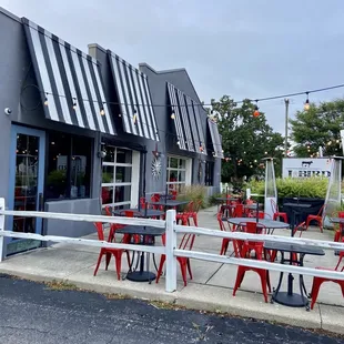 the outside of the restaurant