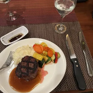 Filet mignon with a side of mashed potatoes and vegetables!