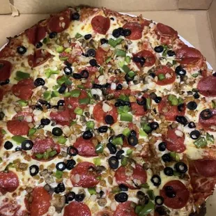 The beautiful thin-crust Deluxe pizza! Way better than Pizza Connection in Auburndale! Pizza Connection got me sick for undercooking
