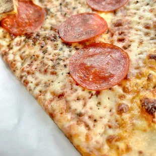 Pepperoni pizza slice