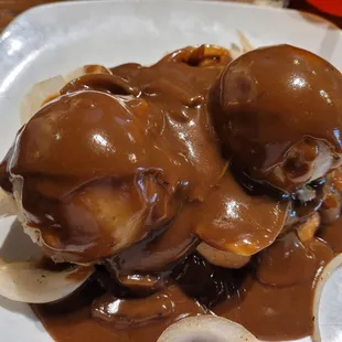 Hot hamburger topped with mash (and Guinness gravy)