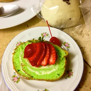 Green tea rolled cream cake
