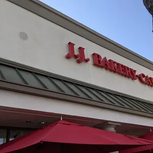  the outside of the restaurant