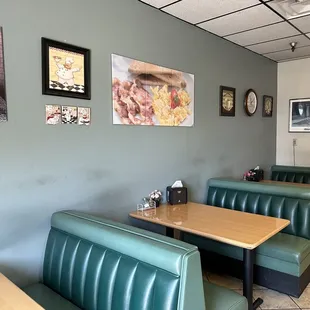 Four per table, but some tables for bigger parties.