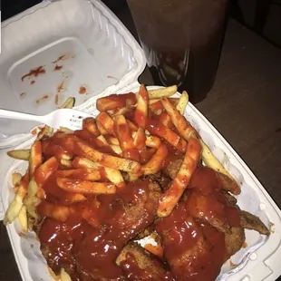 5 wing chicken box with salt, pepper, ketchup and hot sauce. Also a half and half drink on the side.