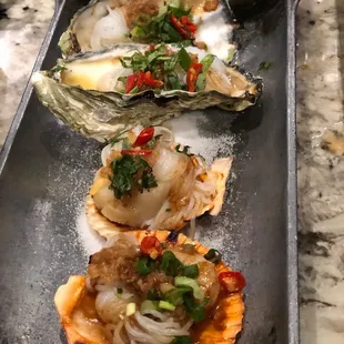 Oysters (2 pieces) Scallop (2 pieces)
