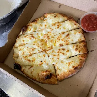 Chee-z Bread
Thick crust, Garlic butter, Mozz, and Parm. Served with house made marinara sauce.