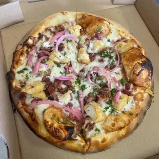 BBQ Chx Pizza
House made pickled red onion, bbq sauce, mozz, bacon, and chicken. Topped with Parsley.