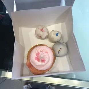 Strawberry cupcake and cake pops