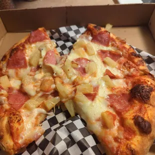 Supposed to be Deluxe Hawaiian Pizza but got just Hawaiian only Missing the Bacon