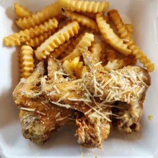 Wings of great smell and love with fries!