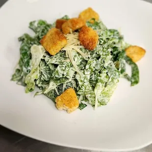 a plate of salad with croutons
