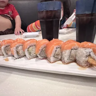 SALMON TEMPURA ROLL