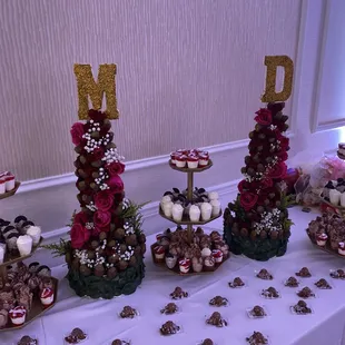 Catering suites and stands real flowers with strawberries dipped in chocolate