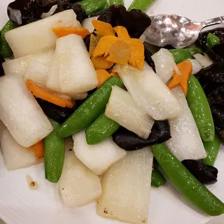 Pan Fried Yam with Sweet Peas and Fungus