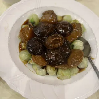 Sliced Abalone with Mushroom in Oyster Sauce