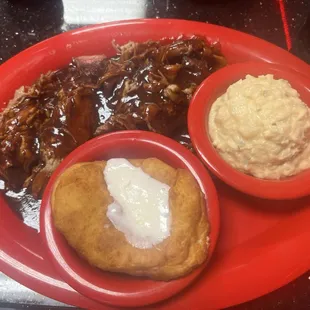 Pulled pork, potatoe salad and skonut