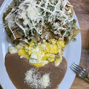 Chilaquiles verdes con huevos revueltos