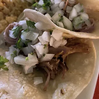 Taco - Seasoned shredded pork/Carnitas de Cerdo