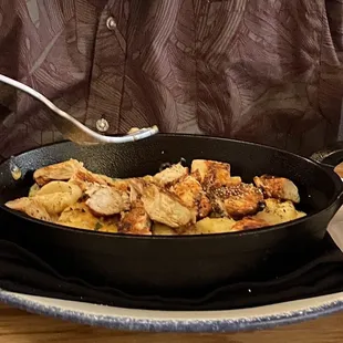 Macaroni and cheese with grilled chicken