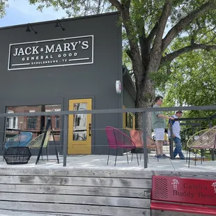 the outside of a restaurant