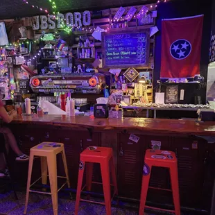 6 beers on tap under that old Ford Galaxy rear end. They had some seasonal beers and plenty of different cans and bottles.