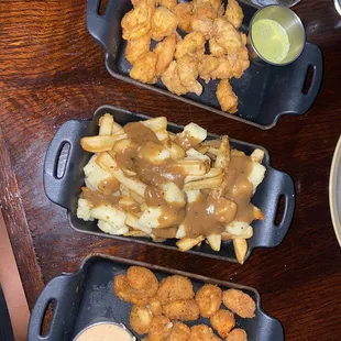 food, chicken wings and fried chicken