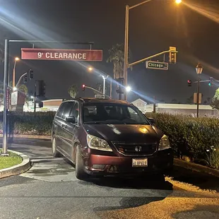 This is the car parked backwards in the drive thru backwards?!!! Wtf is this!