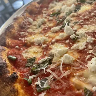 Pizza Margherita with goat cheese