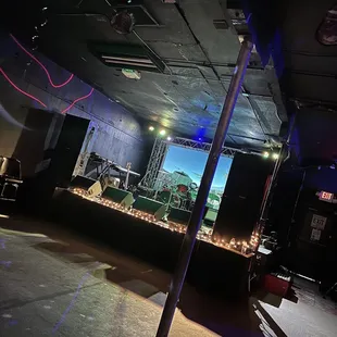 Here early &amp; ready to have some beers &amp; listen to local music