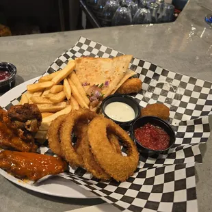 Deluxe platter (missing a cheese stick and a popper)