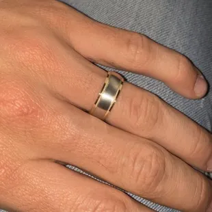 Men'a wedding band