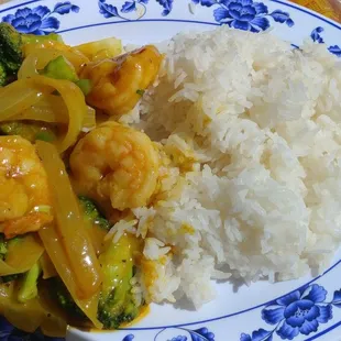 Curry Shrimp with onions and Broccoli... Delicious!!! Spicy with A LOT of flavor!
