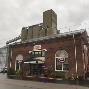the outside of the restaurant
