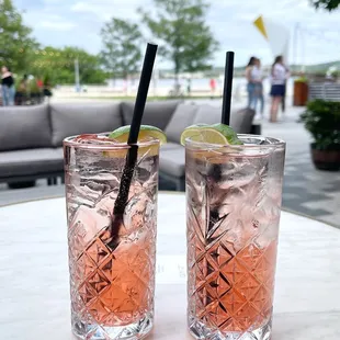 Vodka, soda &amp; cranberry cocktails