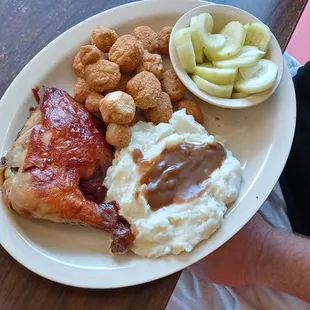 Oooh, LQQK here another one of those yummy plate lunches! (Meat and three)