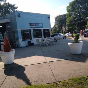 the outside of a restaurant