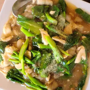 Lad na (thick noodles in gravy)